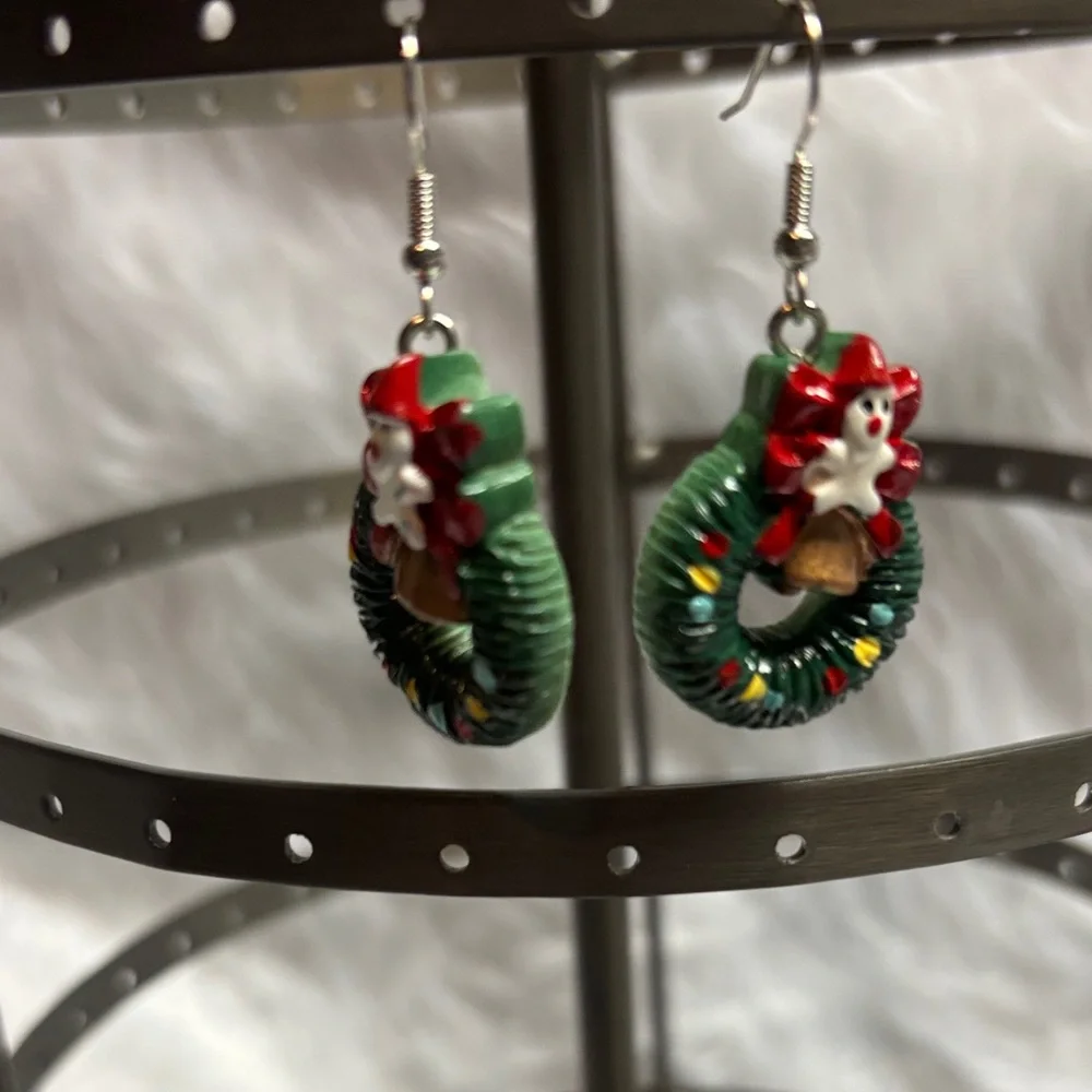 Festive Green and Red Wreath Earrings - Picture 4 of 6